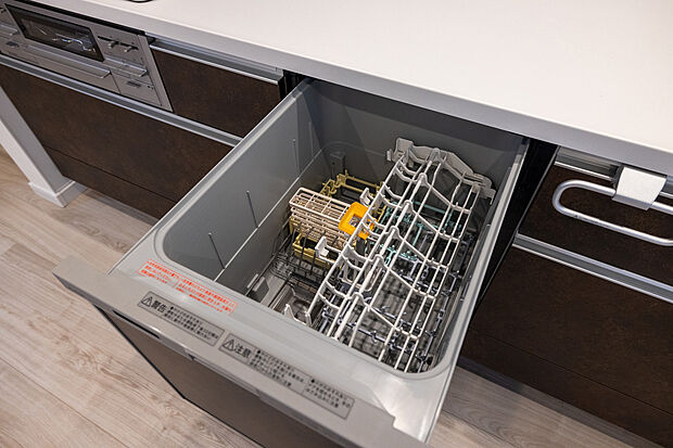 【【キッチン/食器洗浄乾燥機】】お料理や食後の洗い物の負担が軽減される食器洗乾燥機。手洗いよりも高い水温で洗浄することで脂汚れが溶け出し、洗浄力が高まります。夕食後も家族と会話を楽しめる豊かな時間を作ることができ、時間の節約と共に手荒れの悩みも解消できそうです。/B号地撮影