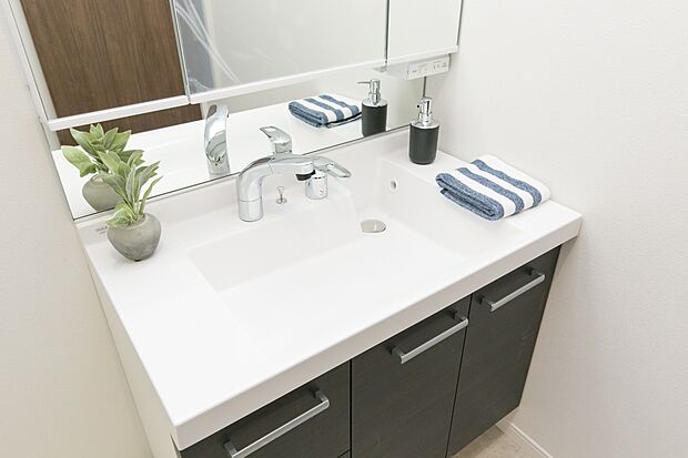 【【洗面台】】洗面ボウルはつなぎ目のない一体成型形なので、汚れにくくお掃除も簡単です。新てまなし排水口やエコハンドルを備えた、ご家族皆様が毎日気持ちよく過ごせるキレイさと使いやすさを究めた洗面化粧台です。