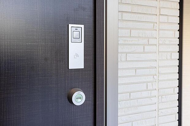 【【玄関/タッチキー】】玄関ドアはタッチキー付きです。リモコンをカバンなどに入れたままで、ボタンを押すと自動で解錠できます。買物袋やお子様のお荷物を持っていても、スムーズに入ることができます。/B号地撮影