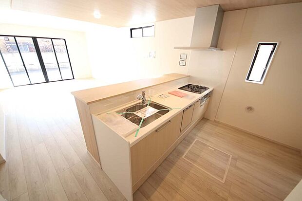 ご家族との会話も弾む対面キッチン、ビルトイン浄水器付です