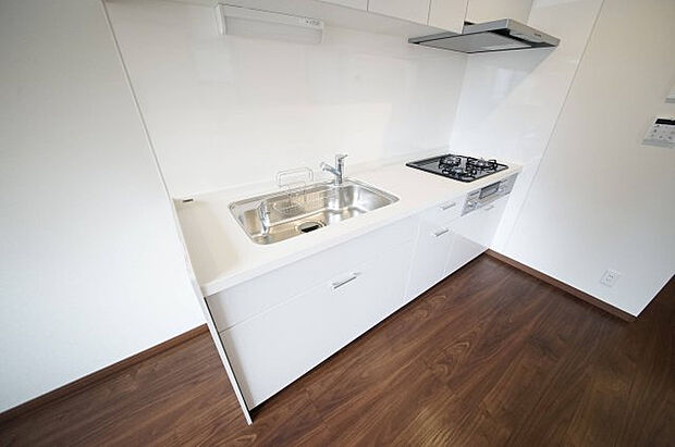 キッチンの近くにダイニングテーブルを配置すれば家事動線がコンパクトになりますね