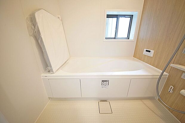 足をのばして一日の疲れをゆっくり癒せるバスルーム