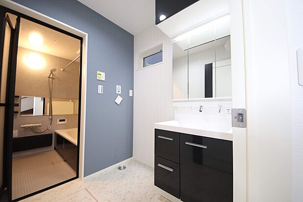 (当社分譲済施工例 洗面室)吊戸棚をはじめ色々なタイプの収納を備えた洗面台