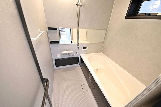 (当社分譲済施工例 浴室)雨の日でもお洗濯物を乾かせる浴室乾燥機を備えたバスルーム