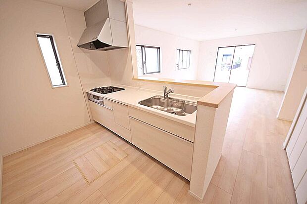 ご家族との会話も弾む対面キッチンは浄水器付です