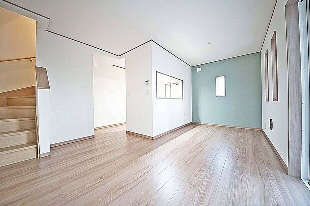 ミントグリーンのアクセントクロスに彩られた爽やかな空間で家族団らんを楽しめます