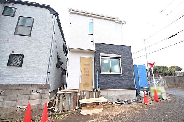 固定階段付きの小屋裏収納、季節の家電や思い出の品物なども保管しておけますね