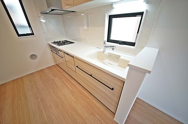 お料理に集中出来る壁付タイプのキッチン、食事の後片付けがスムーズになる食洗機付きです