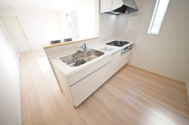 <1号棟 キッチン>お料理中でもリビングの様子を見守れるので安心な対面タイプのキッチン