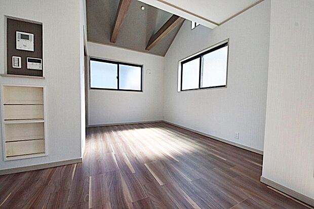 (当社分譲施工例 リビング)勾配天井を設けた開放感あるリビング