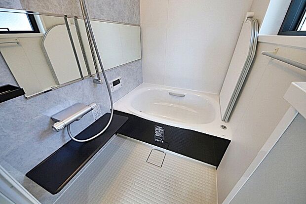 (当社分譲施工例 浴室)外の天気を気にする事無くお洗濯物を乾かせる乾燥機付きの浴室