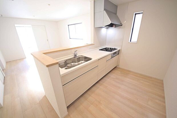 対面キッチンなら家事をしながらもリビングの様子を見守れるので安心