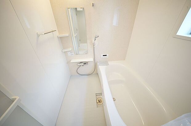 <2号棟 浴室>浴室乾燥機付きの浴室、半身浴も楽しめるバスタブで一日の疲れを癒してください