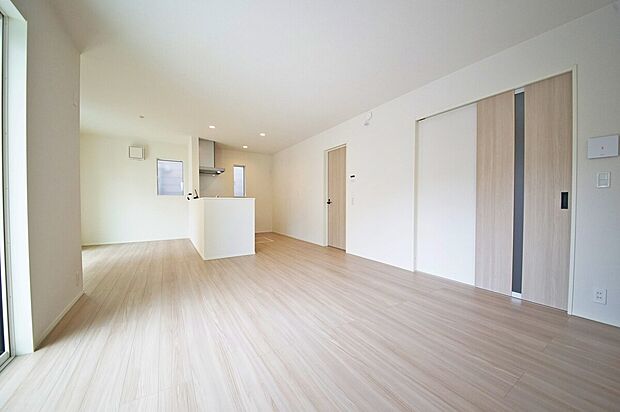 南東側から差し込む明るい光に包まれる、広さ約18帖のLDK