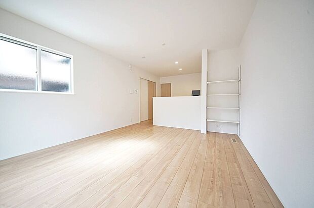 南の窓から差し込む明るい光に包まれるLDK、ナチュラルな色調の空間