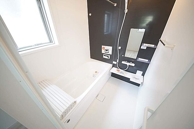 浴室換気乾燥機付き、ゆったり1坪サイズの浴室です