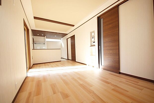 <当社分譲施工例>広いリビングでのびのびと家族団らんを楽しめます