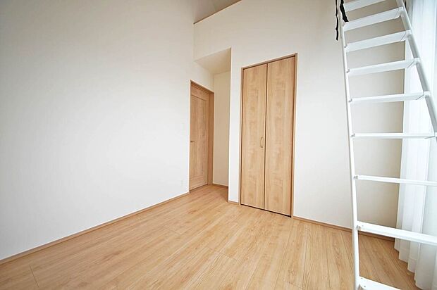 (B号棟洋室)2部屋から出入りの出来るバルコニーがあり、開放感を感じられます