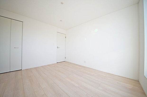 ＜1号棟　洋室＞全居室二面採光＋収納完備、どのお部屋も風通しが良く整理整頓が捗ります