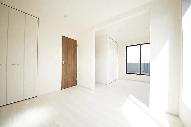 全居室2面採光でお部屋が明るく、便利な全居室収納付