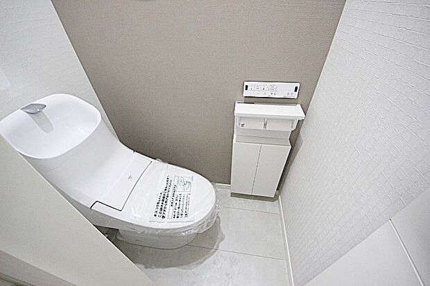 【当社分譲済施工例 トイレ】1階・2階タンク一体型超節水シャワートイレ