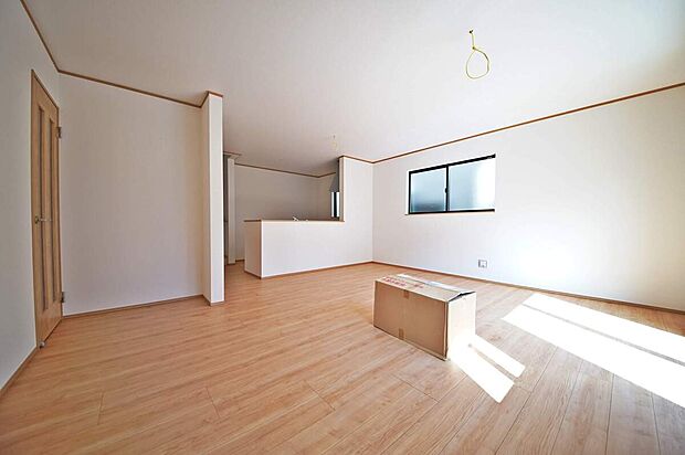 【リビング】LDKは約18帖！様々なインテリアと相性が良いナチュラルな色調の空間