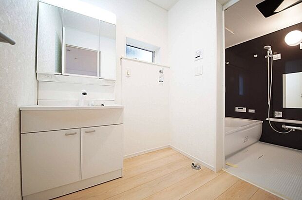 【独立洗面台】三面鏡や収納等、必要な機能をシンプルにまとめた洗面台