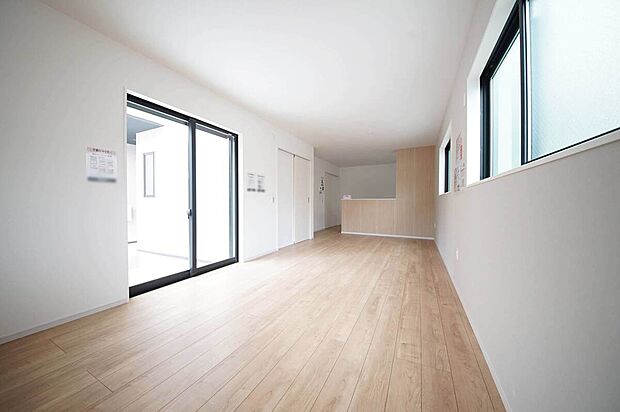 【リビング】様々なインテリアと相性が良いナチュラルな色調の空間