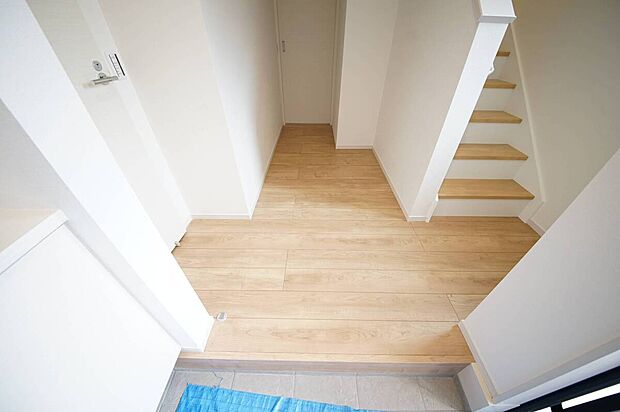 【玄関】シューズボックスの上に季節のお花やお気に入りの小物を飾って楽しむのもいいですね