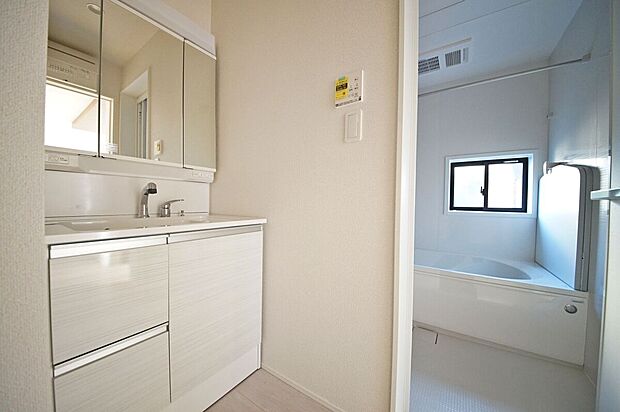 【独立洗面台】忙しい朝に嬉しい3面鏡タイプのシャワー付洗面化粧台です