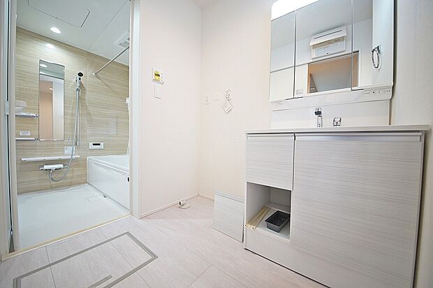 【(3号棟)洗面台】三面鏡や収納等、必要な機能をシンプルにまとめた洗面台