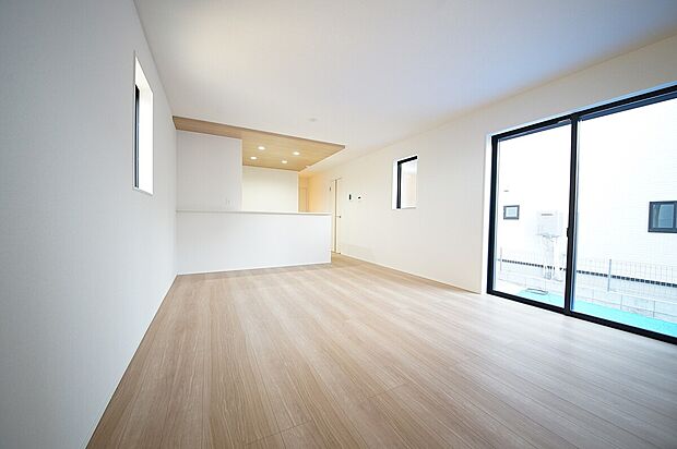 【(3号棟)リビング】白を基調とした爽やかなLDK、17帖以上の広さがあります