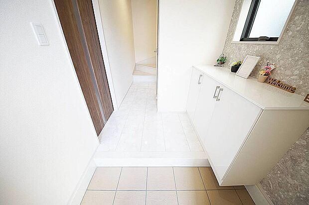 【（2号棟）　玄関】シューズボックス付きで、片付いた玄関がキープできます