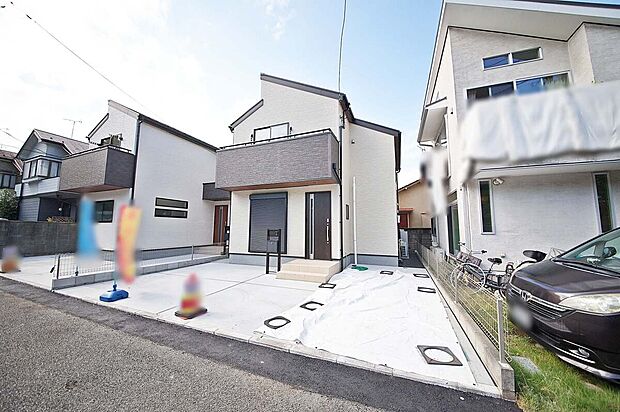 【1号棟　外観】車を停めやすく開放感があるオープン外構のお住まい