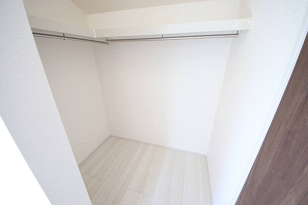 【1号棟 収納】ウォークインクローゼットがあるので、大切なお洋服も綺麗に収納できます