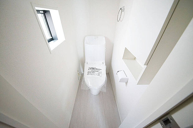 【トイレ】1階2階にウォシュレットトイレ完備!便利な壁面収納もございます