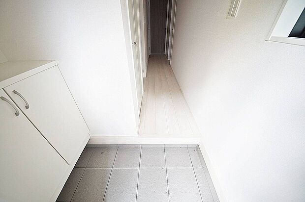 【玄関】玄関がスッキリするシューズボックス完備・廊下には収納スペースがあり、整理しやすくなっております