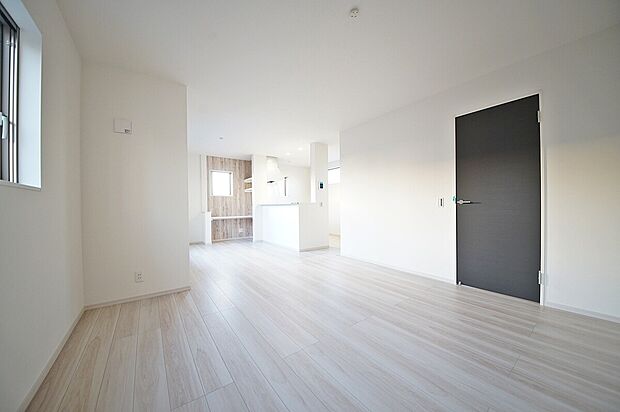 【リビング】採光溢れるリビングで、家族団らんのひと時をお過ごし下さい