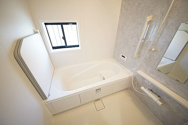 【A号棟 浴室】乾燥機付きのバスルームなら外に干せない日でもお洗濯が捗ります