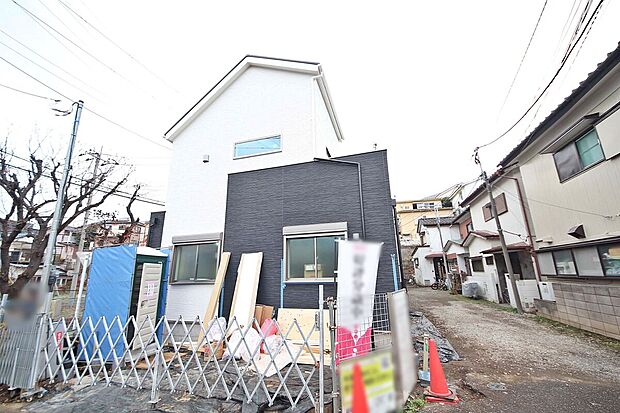 【外観】公園隣接につき四季の移ろいを感じられる緑豊かな住環境