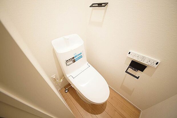 【1号棟 トイレ】白を基調とした清潔感あるトイレ、温水洗浄機能付き