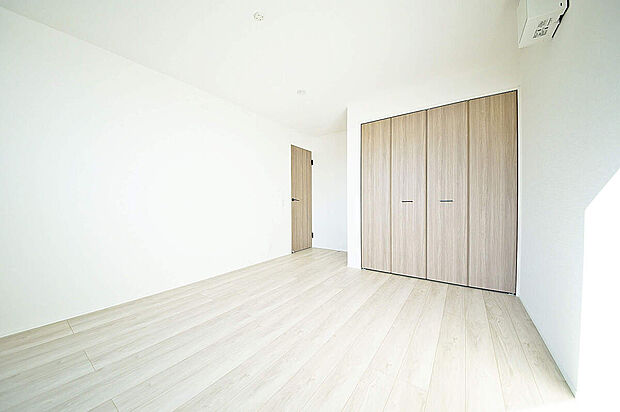 【洋室】全室南向きの陽光あふれる居室設計!2階のお部屋は全てつながるバルコニーがございます