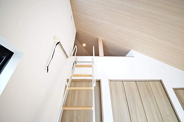 【ロフト】収納はもちろん、お子様の秘密基地にもなりそうなロフトは広さ約3.5帖あります