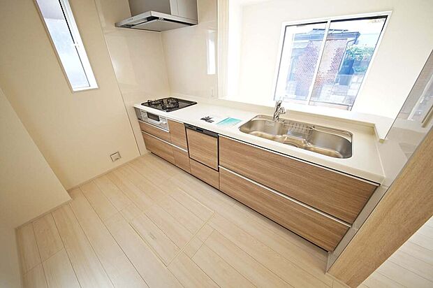 【キッチン】家事をしながらもリビングの様子を見守れる対面キッチン