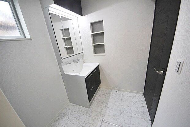 【当社分譲済施工例 洗面台】(当社分譲済施工例 独立洗面台)三面鏡や吊戸棚など、必要な機能を無駄なく配した洗面台