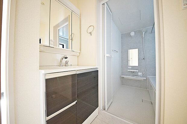 【洗面台】3面鏡や収納など、必要な機能をシンプルにまとめた洗面台