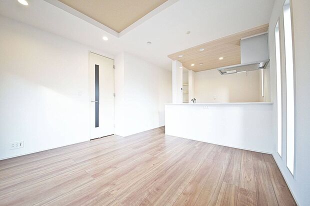 【リビング】様々なインテリアと相性が良いナチュラルな色調の空間