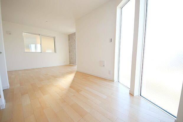 【リビング】様々なインテリアと相性が良いナチュラルな色調の空間