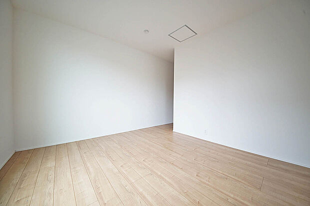 【洋室】全居室二面採光＋収納完備、どのお部屋も風通しが良く整理整頓が捗ります