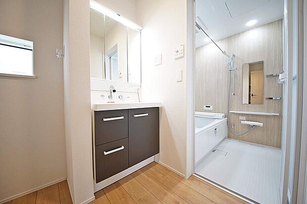 【洗面台】タオルや着替えなどをしまっておける豊富な収納がございます